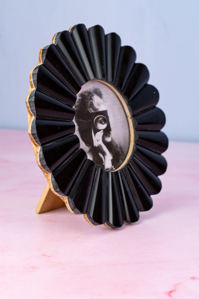 Scalloped Black Edge Round Frame - Image 3